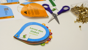 Lerne das Gebet im Islam mit einem handlichen kleinen Fächer, den Du während dem Gebet in der Hand halten kannst. Geeignet für Kinder und erwachsene Anfänger