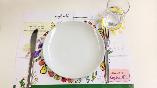 Mit einem Tischset und Bittgebet das gemeinsame Essen am Familientisch starten
